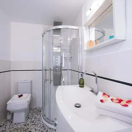 Sleeps 8 * Argegno