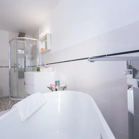 Sleeps 8 Holiday home