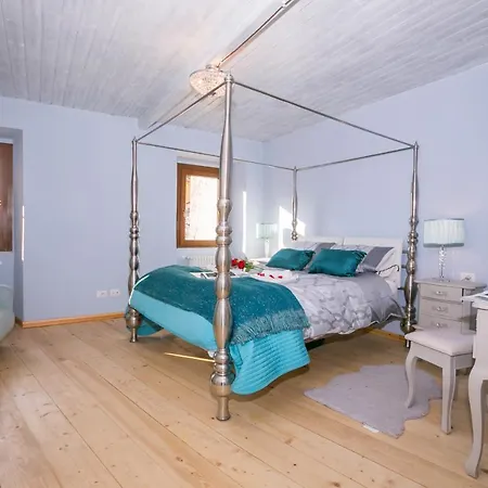 Holiday home Sleeps 8
