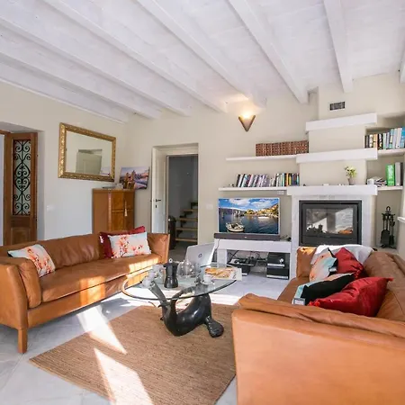 Sleeps 8 Holiday home