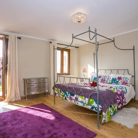 Sleeps 8 Holiday home